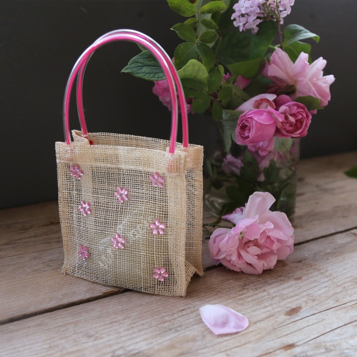 Petit sac couleur creme fleurs et poignees roses 10x10 cm