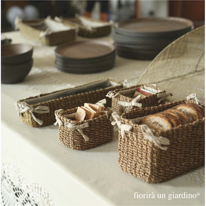 Small abaca basket with bows 6 x 9 h6 cm