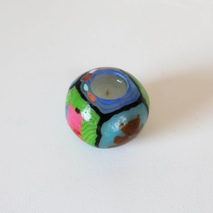 Bougie ronde avec dessins colores d8 h7 cm