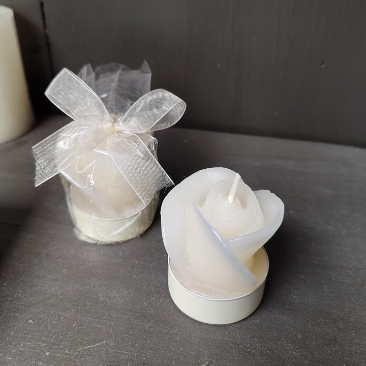 Bougie en forme de rose avec base en aluminium couleur creme d3.8 h4.5 cm