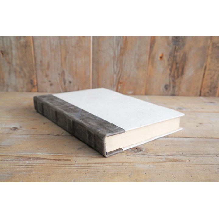 Grand cahier en papier recyclee avec reliure en cuir.