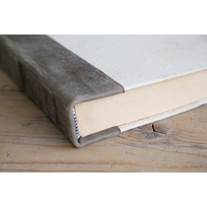 Grand cahier en papier recyclee avec reliure en cuir.