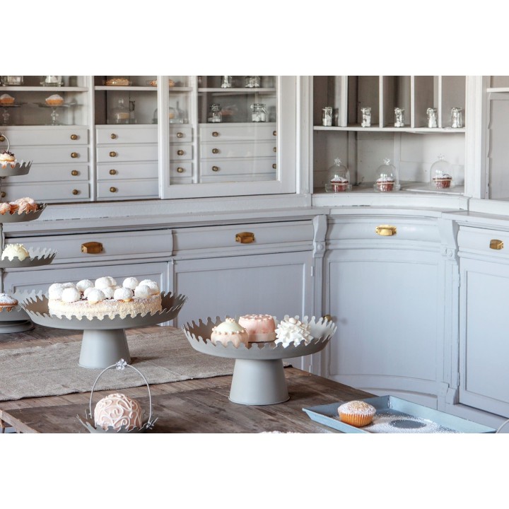 Plat a gateau gris sur pied en fer-blanc motif couronne d32 h15 cm