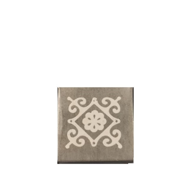Boite en fer blanc avec decor de fleur carre 4x4x4 cm