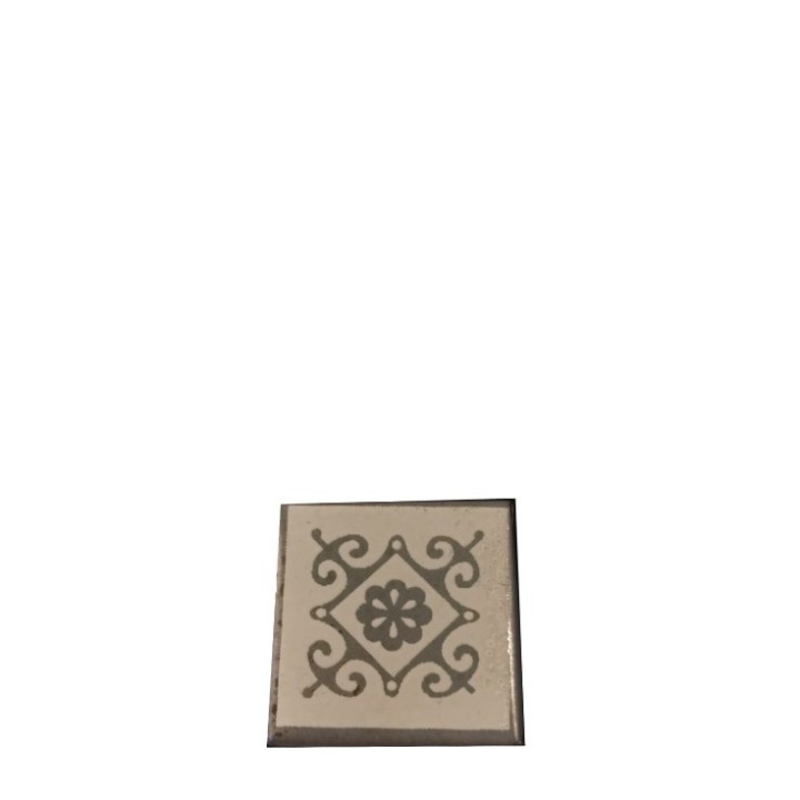 Tin box with flower decoration on a white background 4x4x4 cm