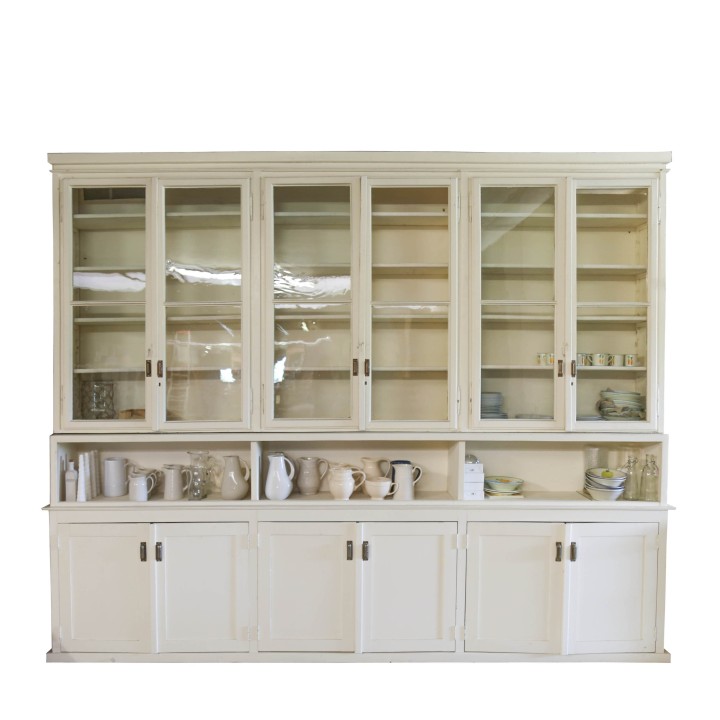 Placard en style shabby chic en bois blanc et verre; produit artisanal en style provençal.