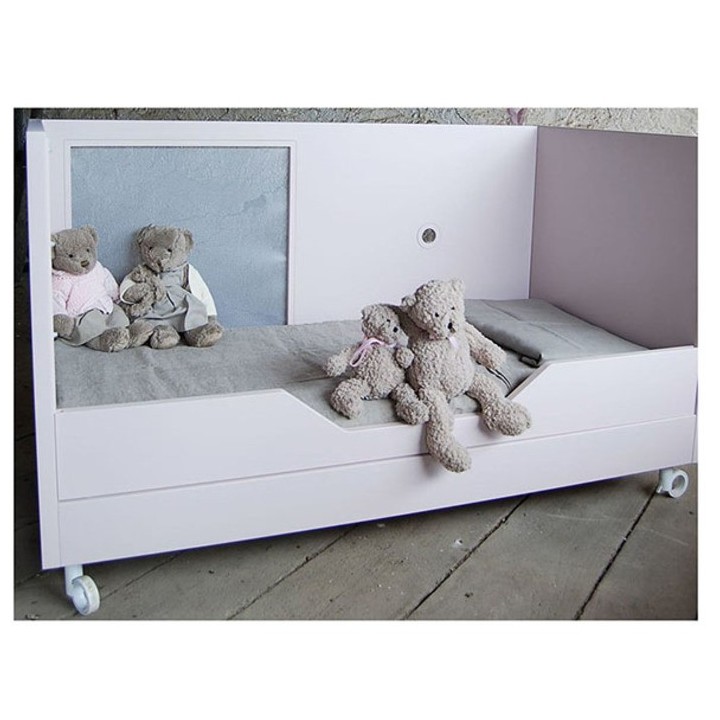 Lettino vintage legno rosa su ruote e spondina 76 x 146 h86 cm
