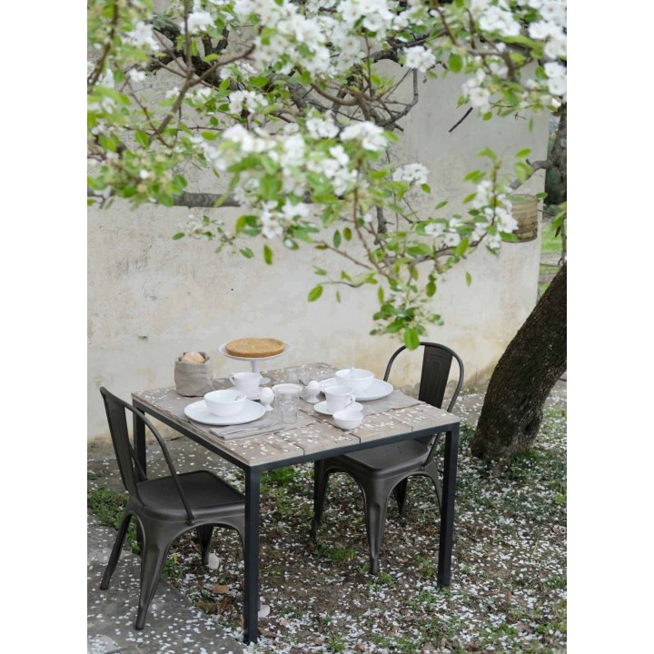 Table avec structure en fer et plateau en bois brut 85 x 85 h74 cm