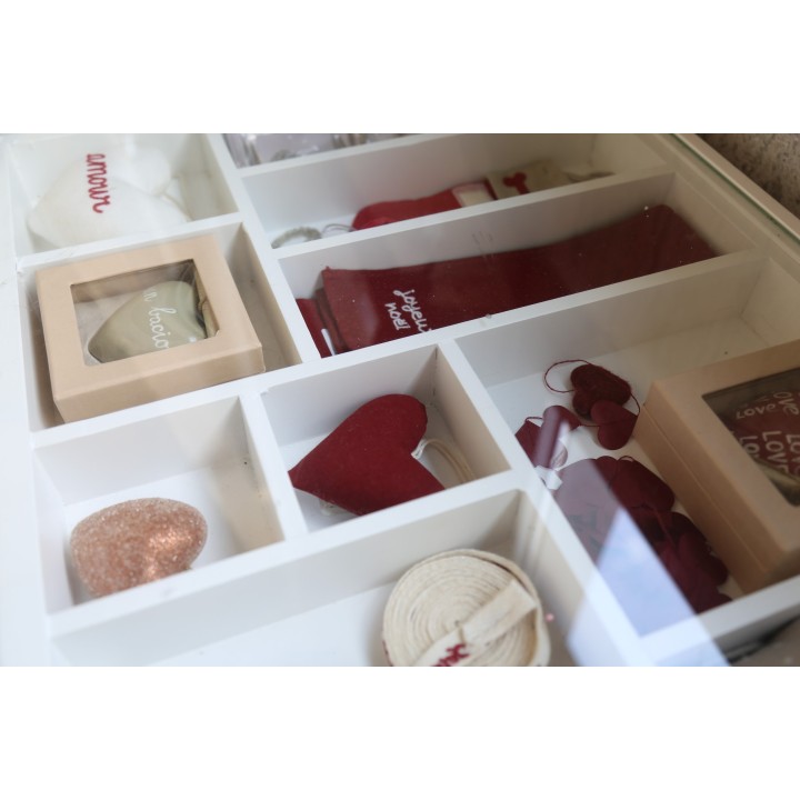 Mi-table d'exposition en verre et bois blanc 44 x 85 h78.5 cm