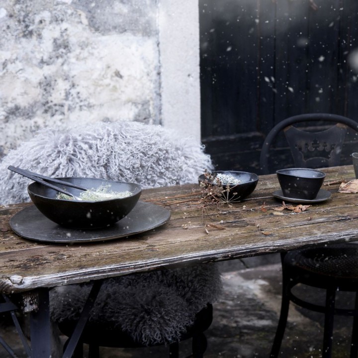 Petite assiette noire avec bords hauts en gres d9 cm