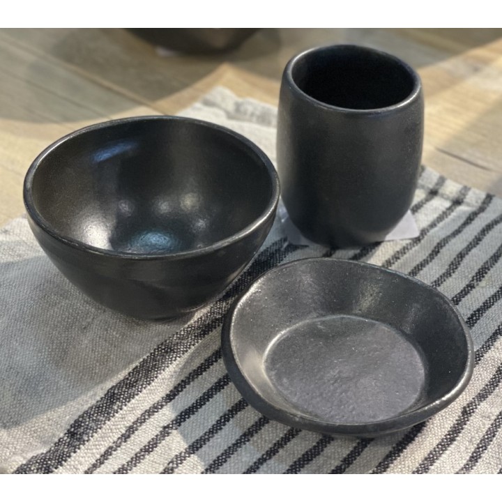 Small black gres plate with high edges d9 cm