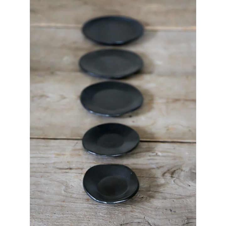 Petite assiette noire en gres d9 cm