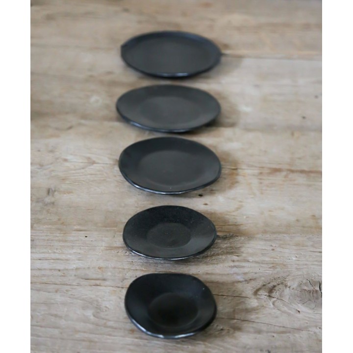 Petite assiette noire en gres d10 cm