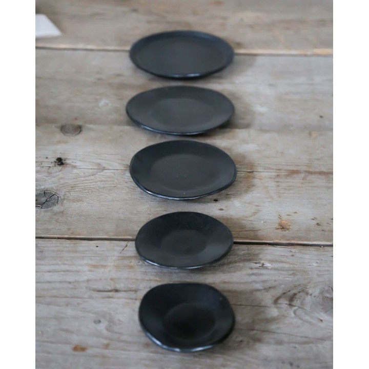 Petite assiette noire en gres d12 cm