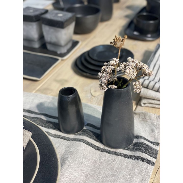 Petit vase capsule noir en gres h9 cm