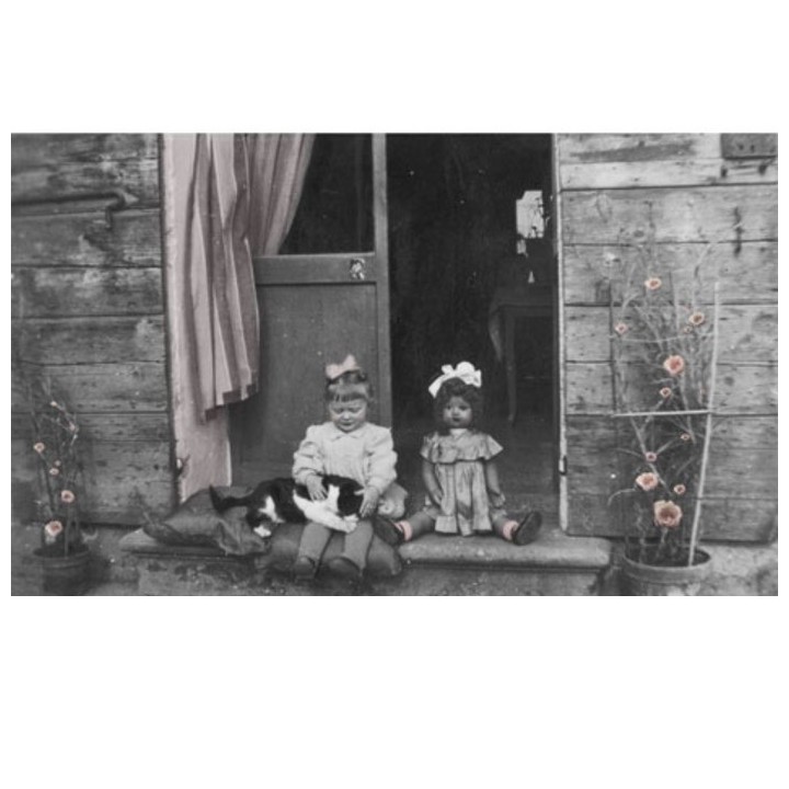 Cat and girls canvas 25x35 cm