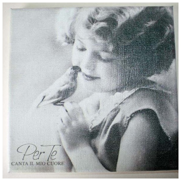 Tableau petite fille avec oiseau 50 x 50 cm