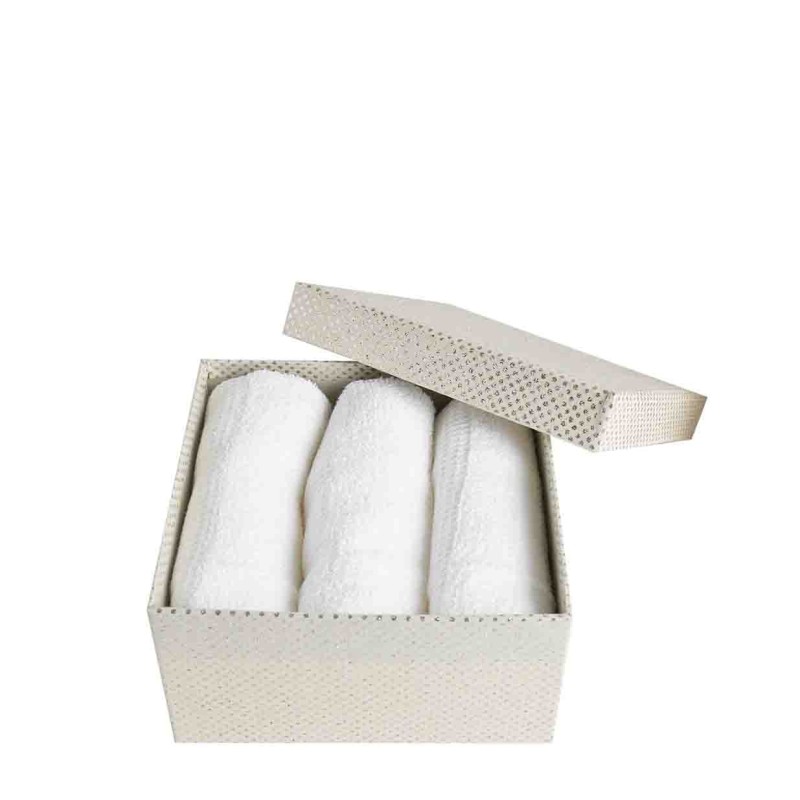 Golden pois box + 3 white towels 35x35 cm