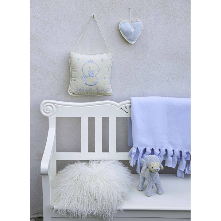 Couer souple rembourré en polaire bleu clair avec decoration couer.