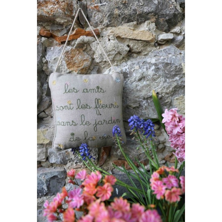 Throw pillow "les amis sont"(friends are the flowers in the garden of life)20 x 20 cm