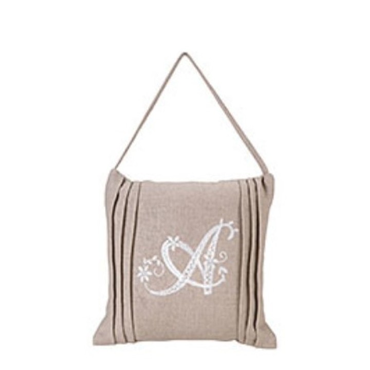 Coussin broide lettre a 20 x 20 cm