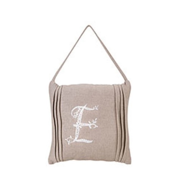 Coussin broide lettre e 20 x 20 cm