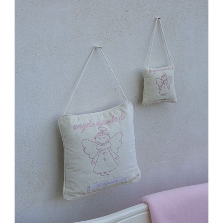 Coussin broide "angelo custode" (ange guardien) rose 10 x 10 cm