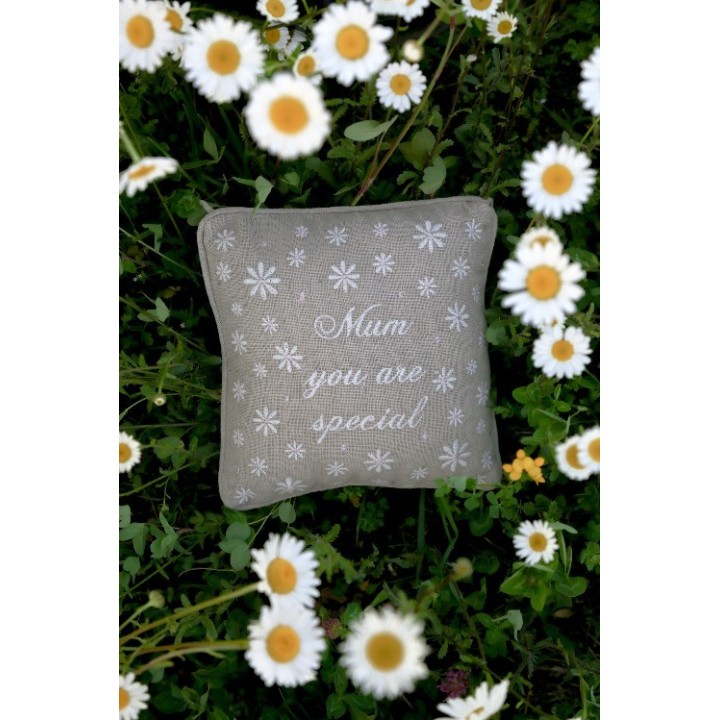 Embroidered throw pillow "mum you are special" and daisy 20 x 20 cm