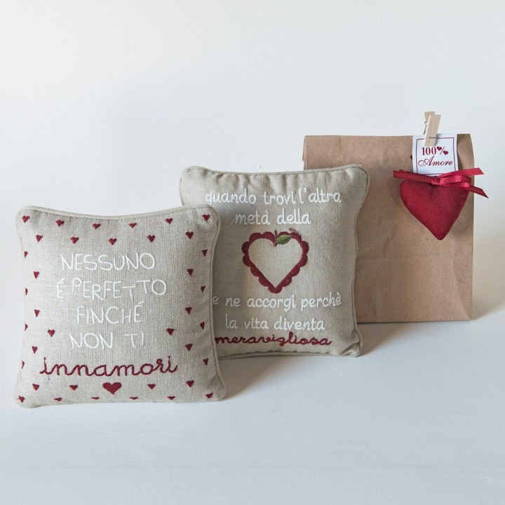 Coussin broide "nessuno e perfetto" (personne n'est parfait) 20 x 20 cm