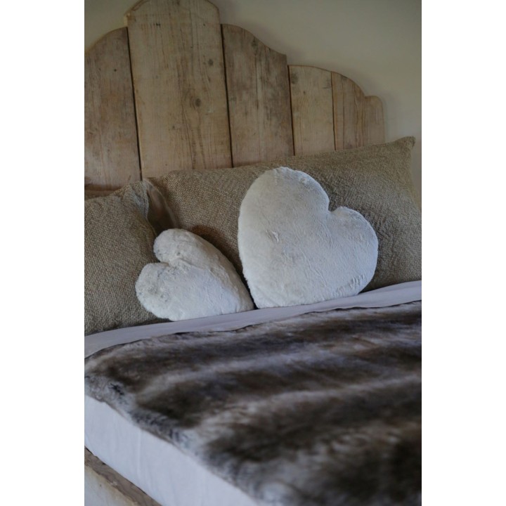 Cuscino a forma cuore con tessuto e pelo ecologico 40 x 40 cm