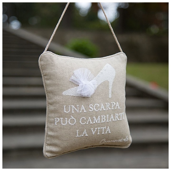 Embroidered throw pillow "una scarpa"(trad:a shoe can change your life)20 x 20 cm