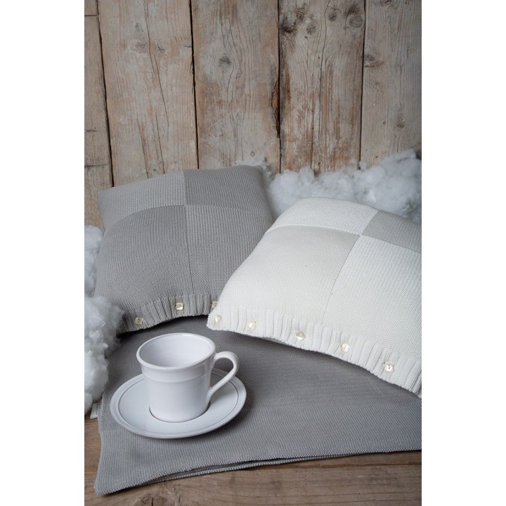 Doublure en maille de coton blanc ornée de boutons en nacre, mesurant 40 x 40 cm