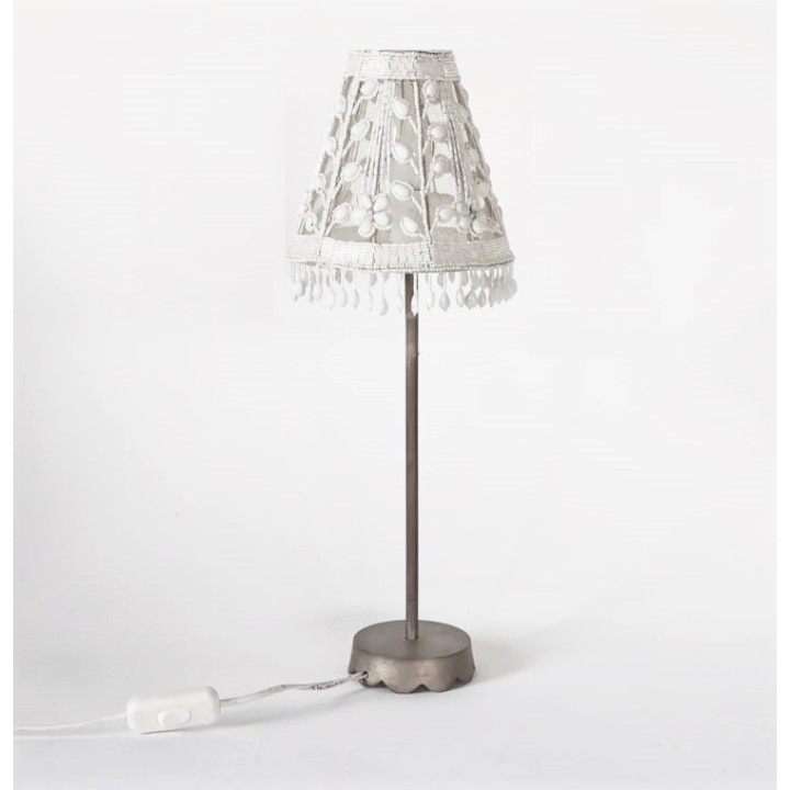 Lampe en aluminium avec ombre avec perles blanches et pendantifs d.16 h. 43 cm