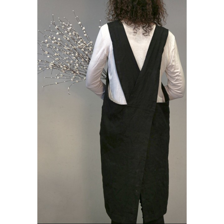 100% linen apron with pockets and crossed straps, black colour