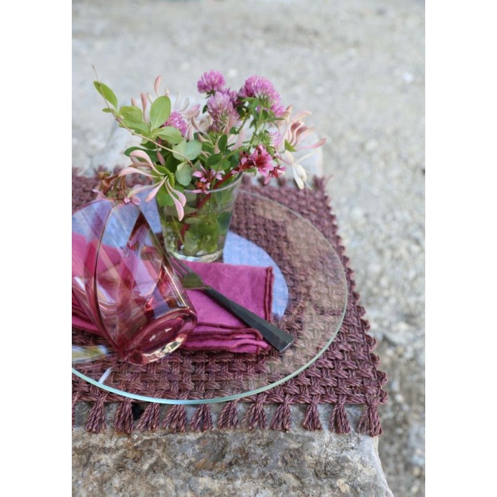 Rigid abaca placemat with fringes bordeaux color 32x32 cm