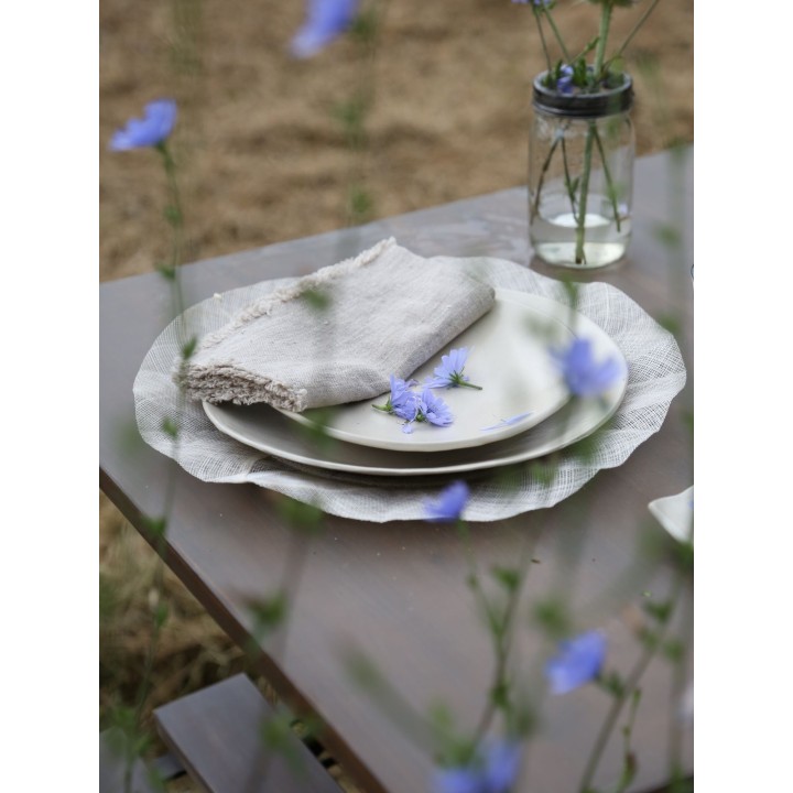 Sous-plat en filet d'abaca avec bord volant