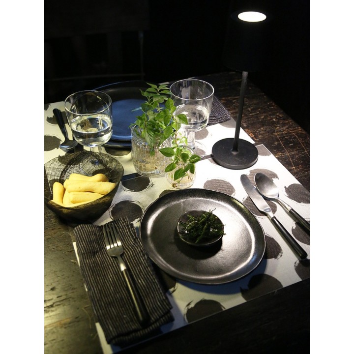 White placemat with black dots 75%pvc 25%polyester 33 x 45 cm