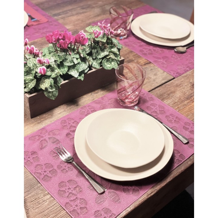 Set de table en plastique avec fleurs percees