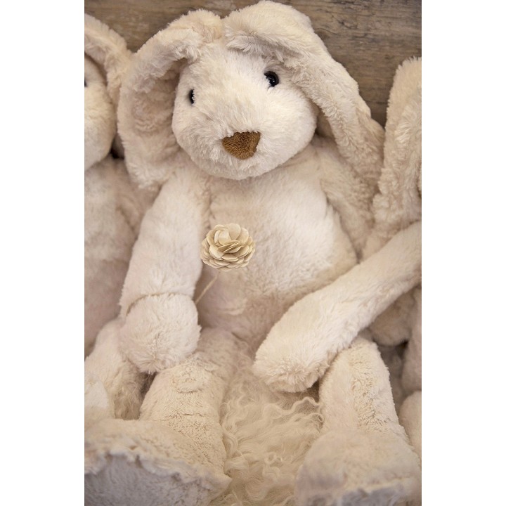 Lapin souple en pelouche blanc avec oreilles longues. un cadeau à embrasser pour votre enfant! lavable à 30°.