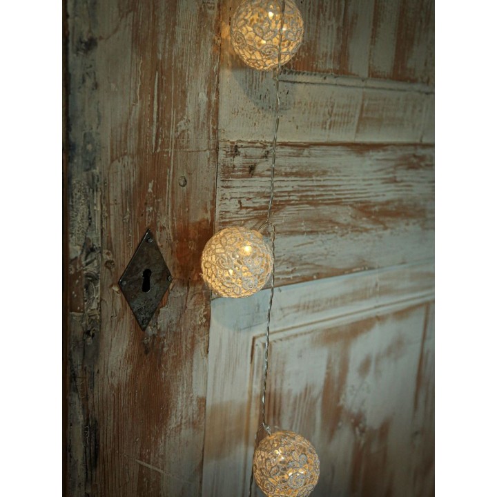 10 white lace spheres wire 225 cm