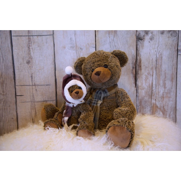 Ours en peluche avec casquette et echarpe h25 cm