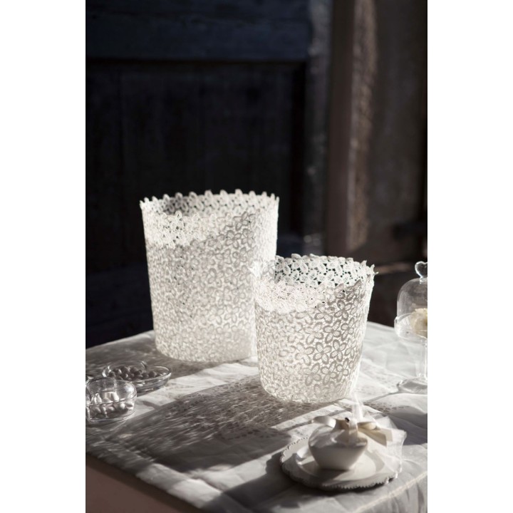 Cache-pot en dentelle de plastique lavable. legere mais tres resistante. parfait comme cache-pot romantique et raffine.