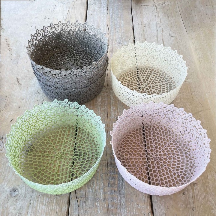 Mix of 8 vases poliestere en dentelle couleurs divers d25 h10 cm