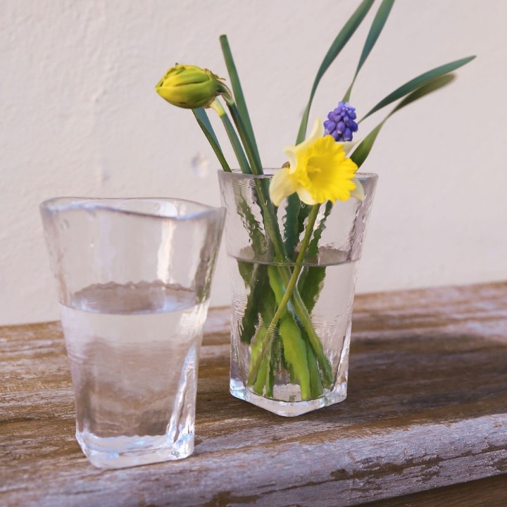 Verre a eau en verre transparent superficie irreguliere d8 h11 cm