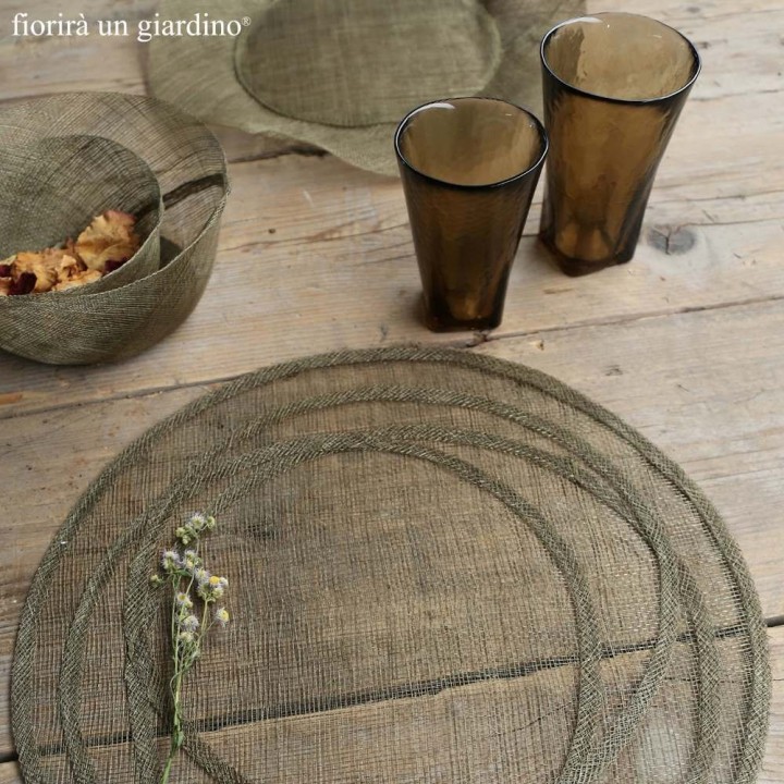 Verre a eau en verre couleur fume superficie irreguliere d8 h11 cm