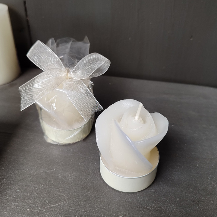 Candle shaped like a rose with aluminium base cream color d3.8 h4.5 cm