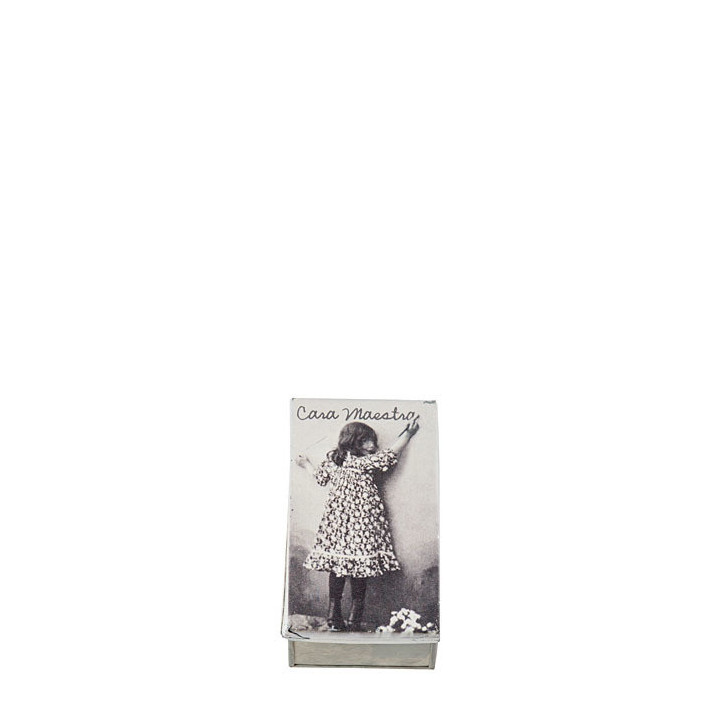 Tin box with written cara maestra dear teacher
