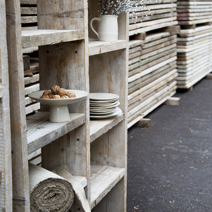 Etagere en bois brut avec 9 compartiments 130 x 24 h210 cm