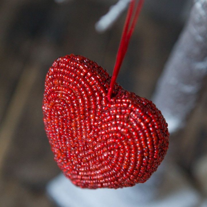 Cuore handmade con perline colore rosso h10 cm