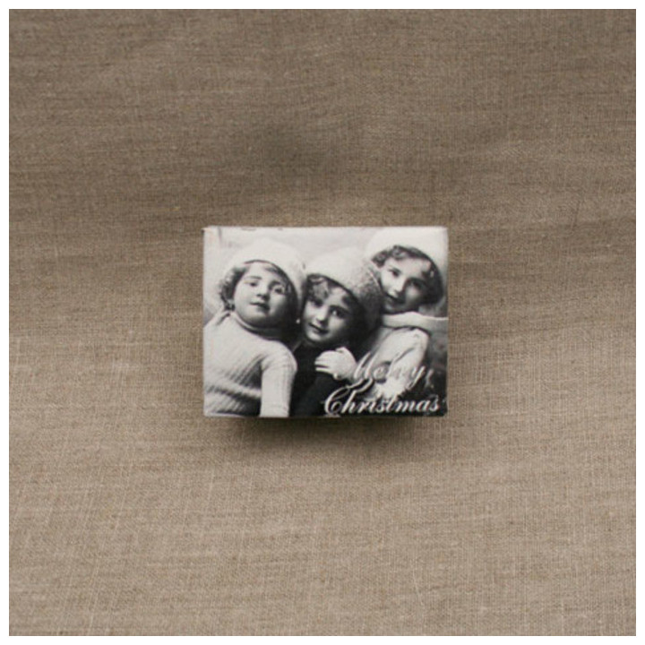 Boite vintage en fer blanc avec 3 garcons et ecrit "merry christmas" 7x9 h5 cm